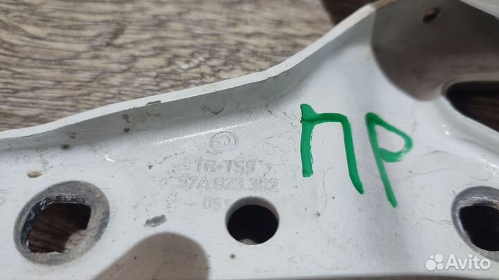 Петля капота правая левая Skoda karoq