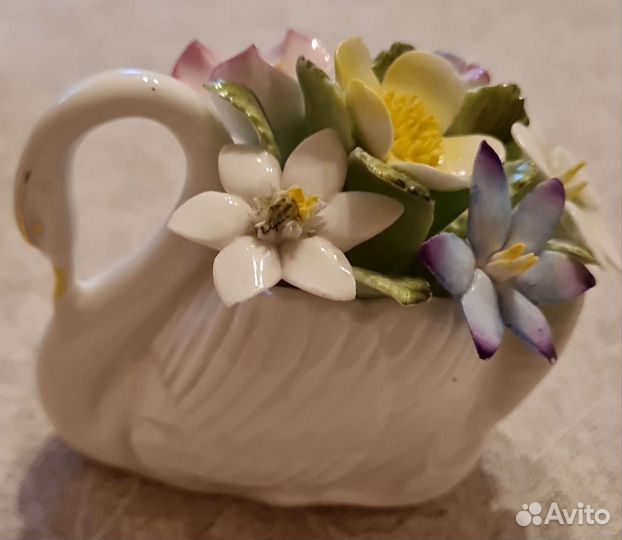 Фарфоровая ваза с цветами, Англия