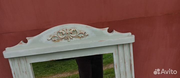 Зеркало в деревянной раме