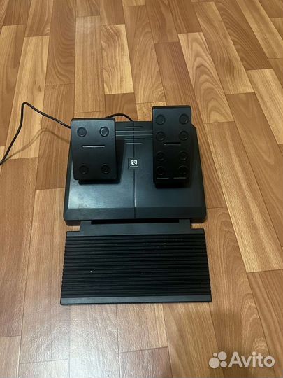 Игровой руль с педалями