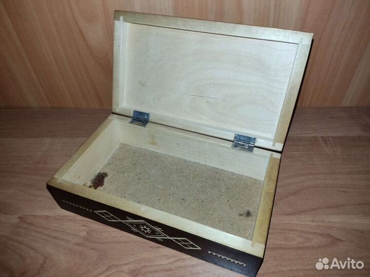 Деревянная шкатулка