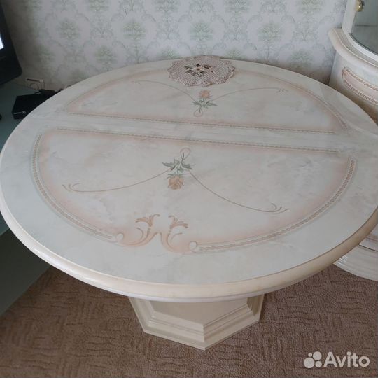Витрина, стол Роза бежевый