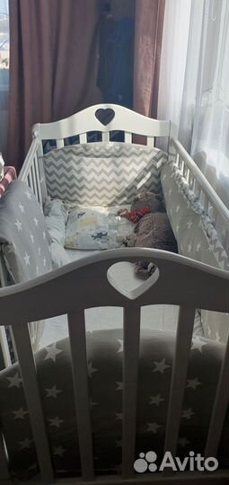 Детская кроватка с маятником и матрасом