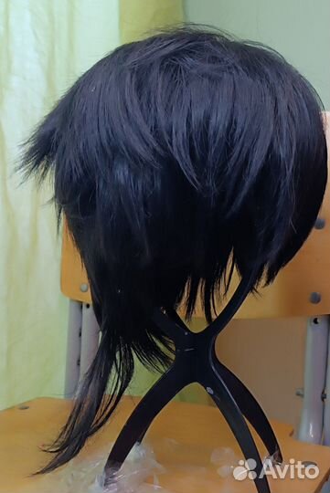 Черный короткий парик на Мию Чинен