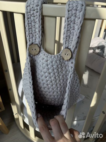 Подвесные вязаные корзинки на кроватку