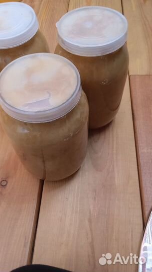 Мёд жёлтый приятный ароматный и тёмный гречиха