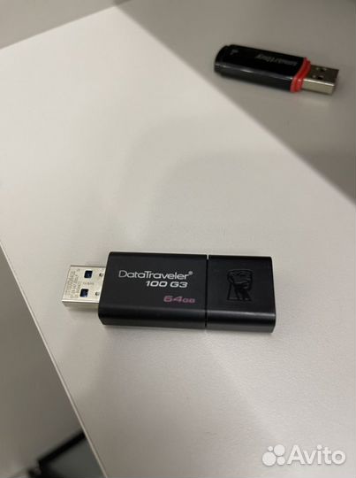 USB флешка 64 GB (и 8 GB)