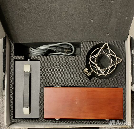 Студийный микрофон Warm Audio WA-47