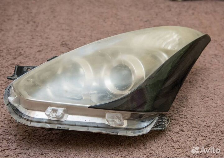Фара левая Toyota Wisch
