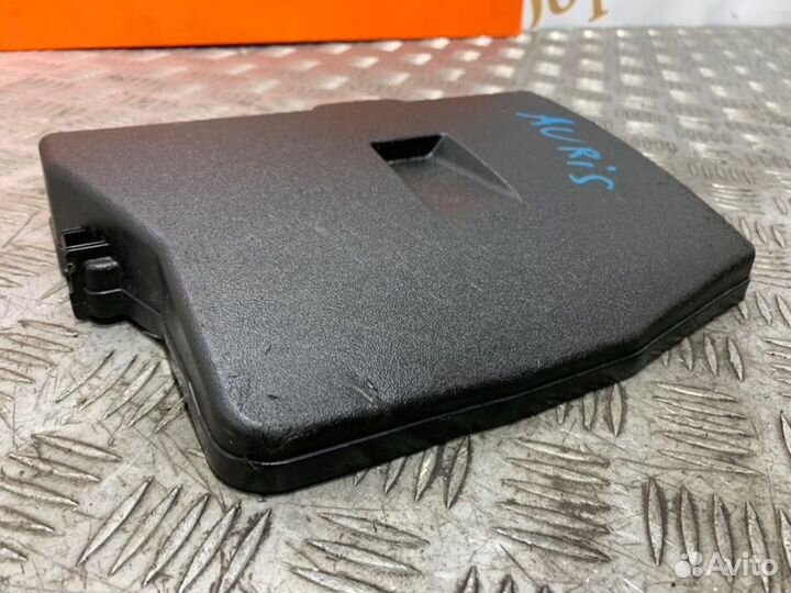 Крышка блока предохранителей Toyota Auris ZRE151