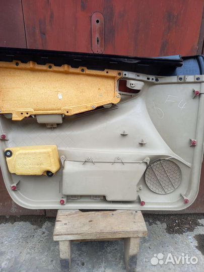 Обшивка правой передней двери
