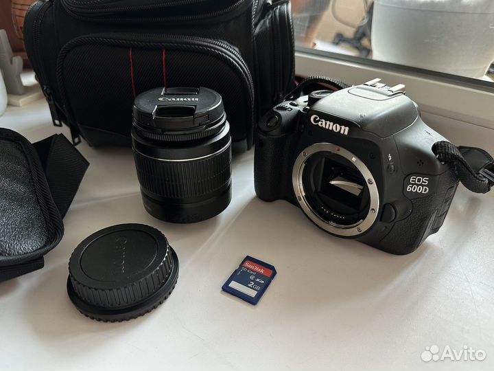 Зеркальный фотоаппарат Canon EOS 600D