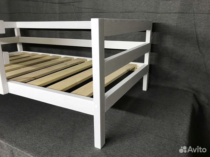 Детская кровать из массива дерева