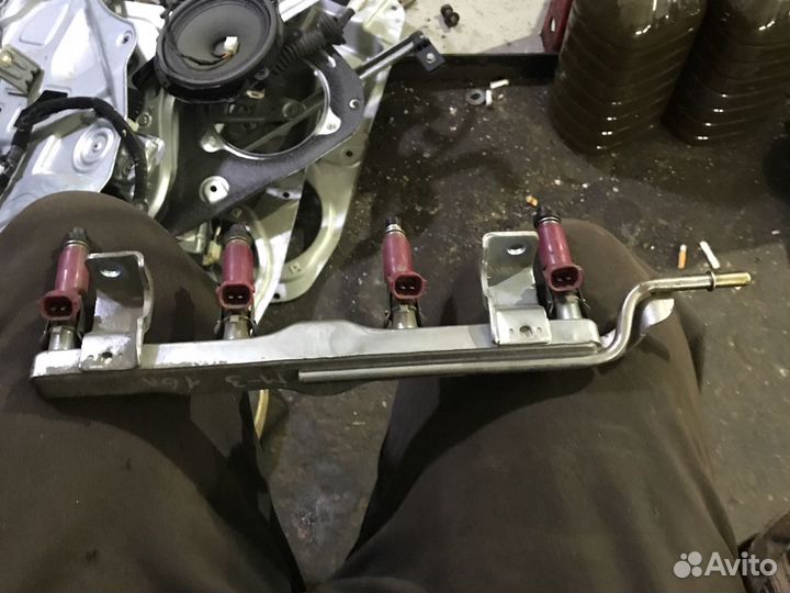 Топливная рампа с форсунками Мазда bk 1.6