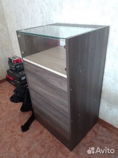 Два стеллажа со стеклом