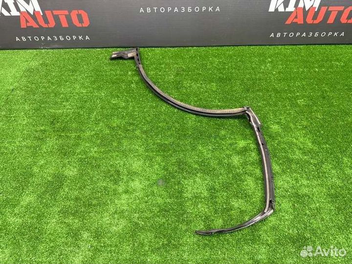 Уплотнитель двери нижний задний левый Infiniti