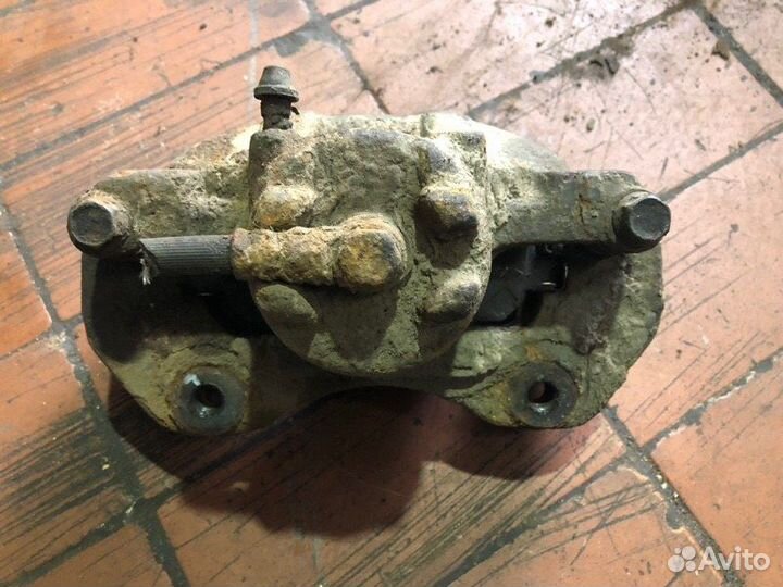 Суппорт передний левый Mitsubishi Lancer седан