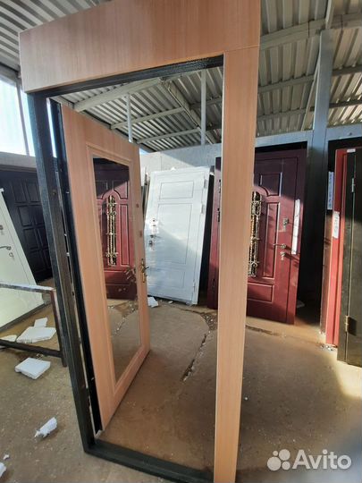 Дверь из металла с зеркалом и панелью мдф
