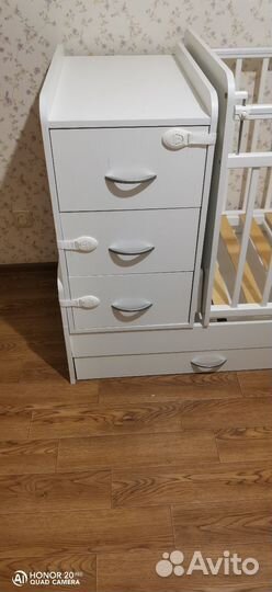 Детская кроватка с маятником и ящиком