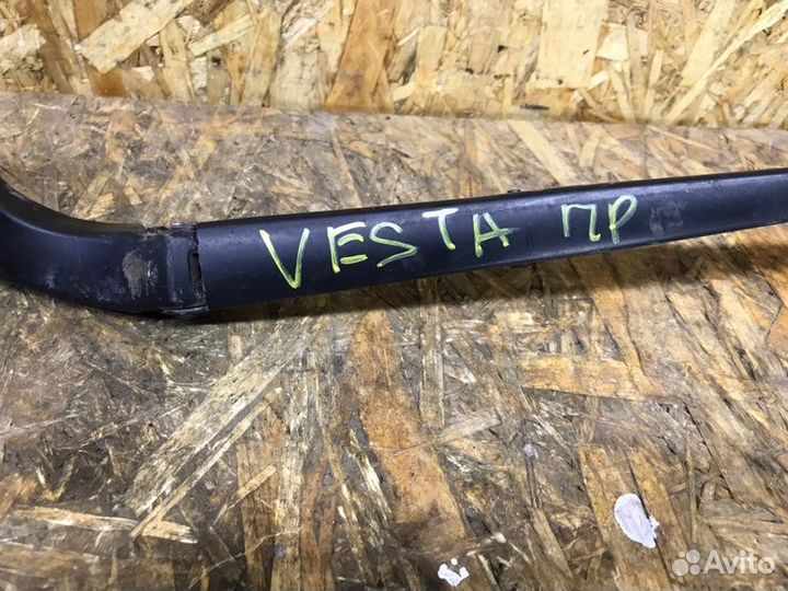 Поводок стеклоочистителя передний правый LADA