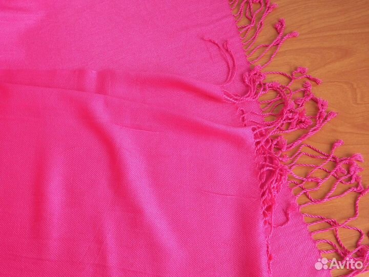 Ярко-розовый шарф палантин