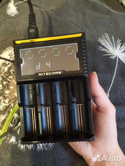 Универсальное зарядное устройство Nitecore D4