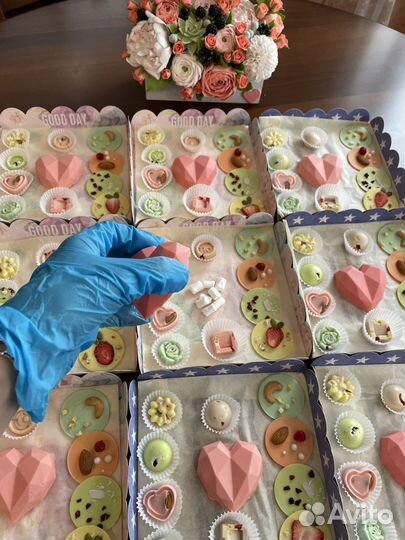 Клубника в шоколаде и конфеты ручной работы