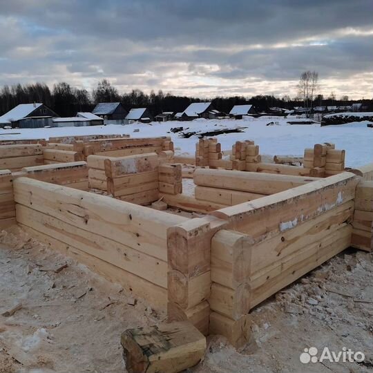 Сруб дома из бревна