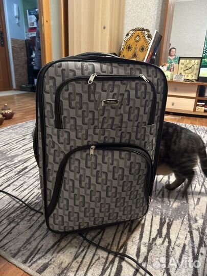 Чемодан на колесах тканевый