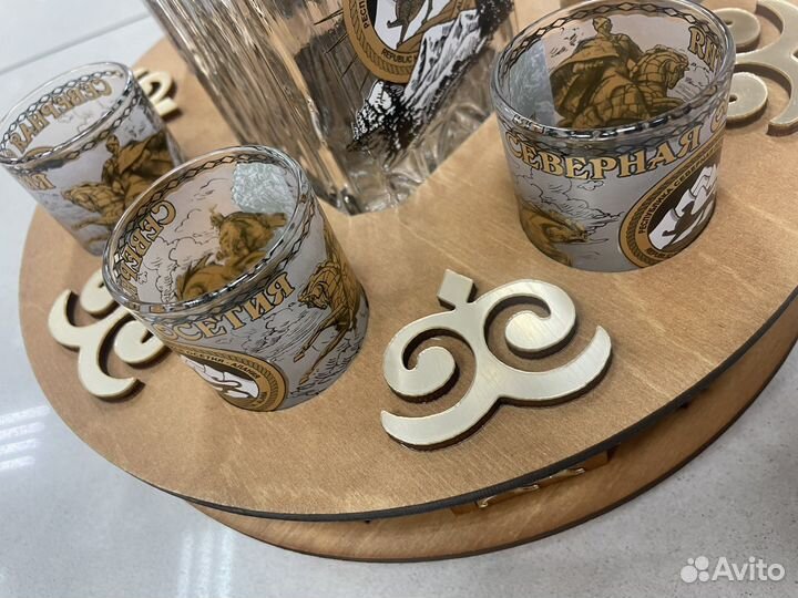 Графин с рюмками на подставке