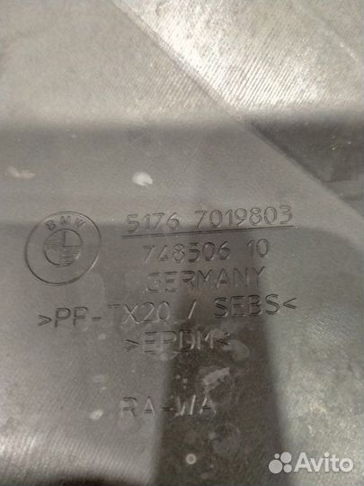 Накладка замка капота передняя левая Bmw 523I F10