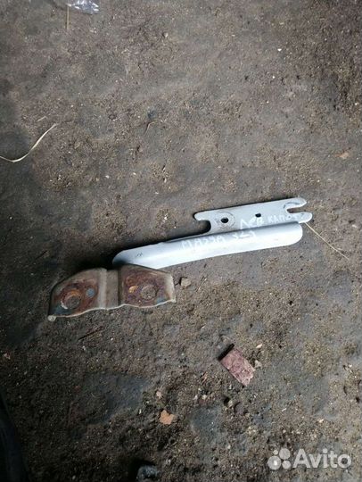 Петля капота левая mazda 323 bj