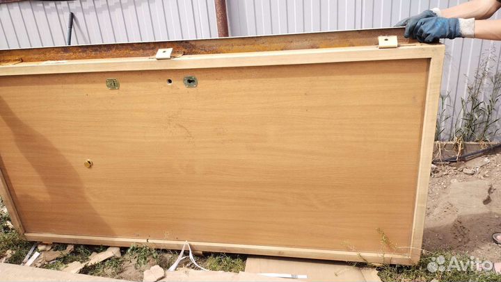 Дверь уличная металлическая бежевая