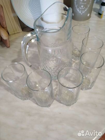 Кувшин со стаканами