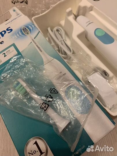 Электрическая зубная щетка philips новая