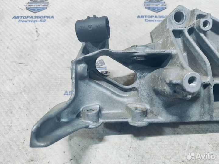 Кронштейн генератора Renault Sandero 1 Logan 1