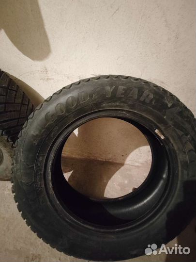 Goodyear Ultragrip Ice Arctic 215/65 R16