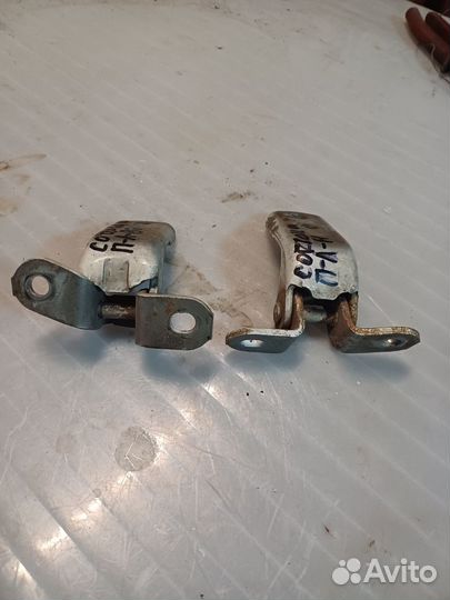 Петли дверные передний левый на Toyota Corolla 97г