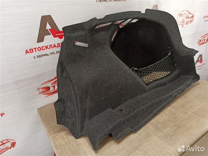 Обшивка багажника - боковая обивка правая Bmw