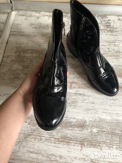 Крутые лаковые ботинки