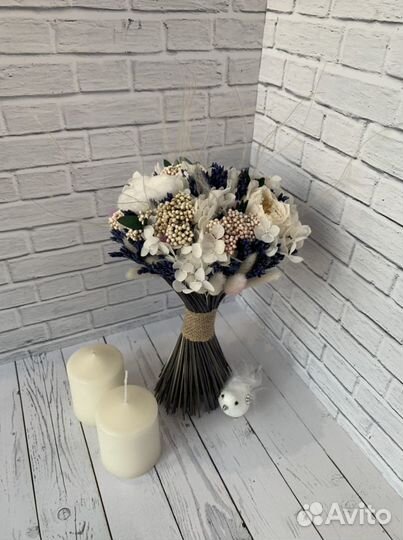 Букет из лаванды и стабилизированных цветов
