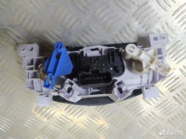 Блок управления отопителем Renault Sandero 1 BS11