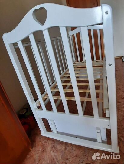Детская кроватка с маятником