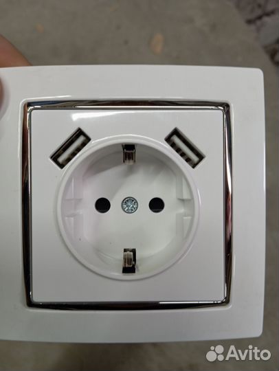 Розетка с USB+ с двумя входами USB для зарядки