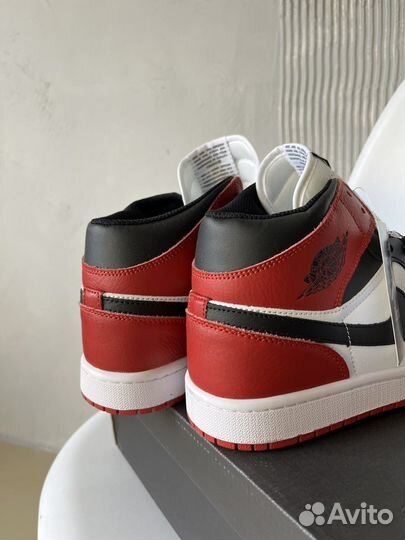 Кроссовки Nike Air Jordan 1 Mid красные