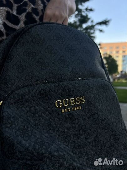 Рюкзак Guess Riviera в сером цвете с узором 4g