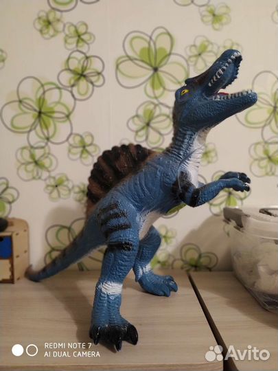 Большой динозавр