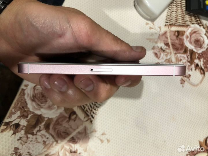 Телефон iPhone 5se