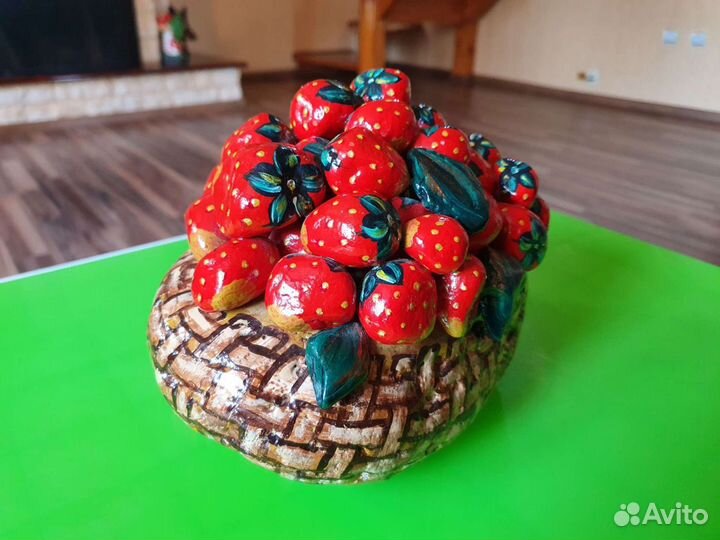Корзинка с клубникой (камень)