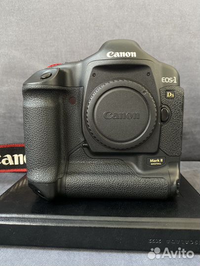 Зеркальный фотоаппарат Canon EOS-1 Ds Mark 2